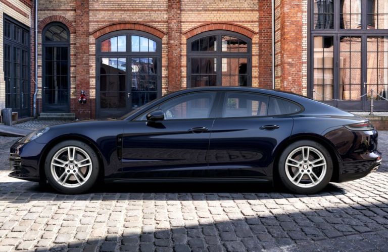 Sideview of the 2022 Porsche Panamera 4
